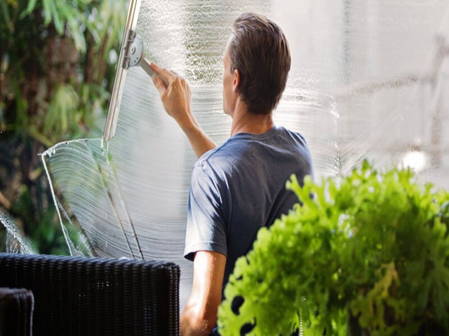 Jak odpowiednio myć i konserwować okna z PVC?