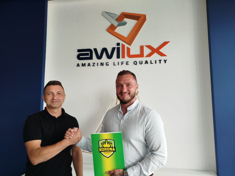 AWILUX sponsert Fußballspieler