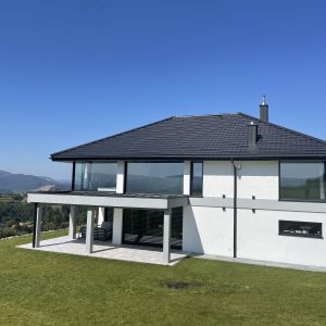 Ein modernes Haus mit großer Verglasung