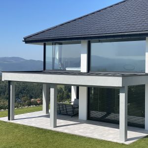 Ein modernes Haus mit großer Verglasung
