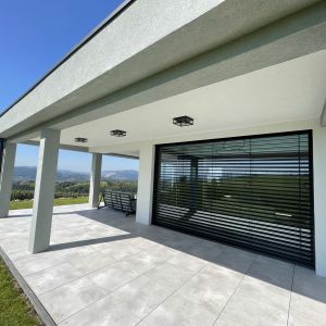 Une maison moderne avec de grands vitrages